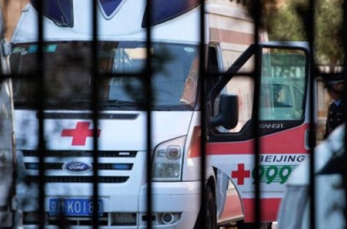 Naməlum şəxs mikroavtobusu insanların üzərinə sürdü: ölənlər var