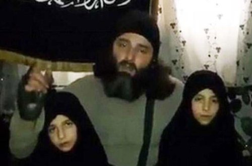 Dəhşətli görüntülər: Ata-ana qızlarına bomba bağlayıb, ölümə yolladılar - VİDEO