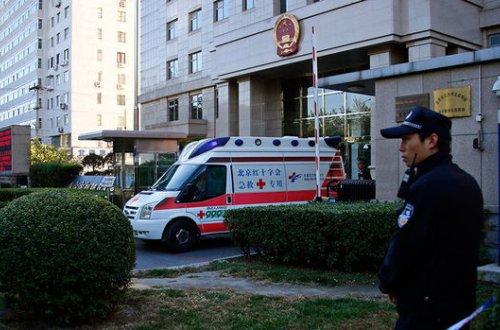 Pekində mikroavtobus insanların üstünə sürüldü: Ölənlər var