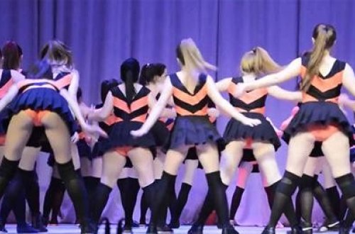 Şagirdlərin erotik rəqsi etirazlara səbəb oldu - video