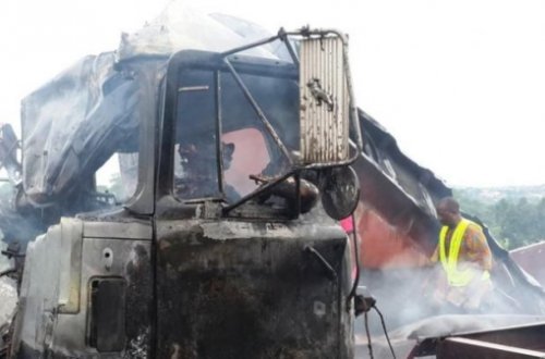 Yük maşını izdihama çırpıldı: 12 ölü, 19 yaralı