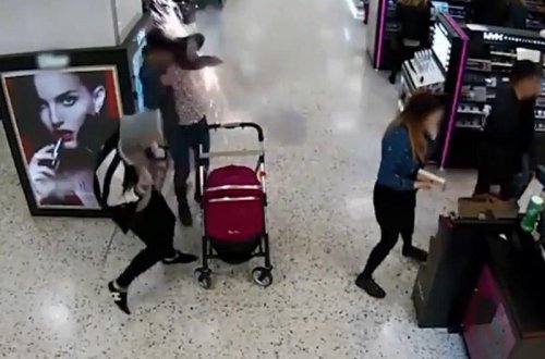 Alış-veriş mərkəzində kişi qəfil alışdı - VİDEO