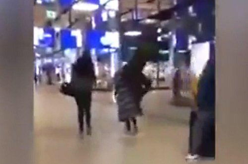 AVM-də gəzən qadına hücum: tullanıb havada təpik vurdular - VİDEO