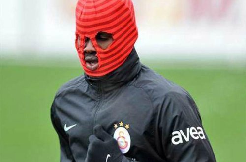 Məşhur futbolçudan İNTİHARA CƏHD