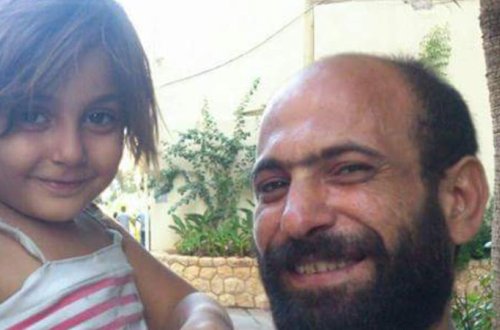 Küçələrdə qızı üçün qələm satan atanın indiki halına inanmayacaqsınız - FOTOLAR