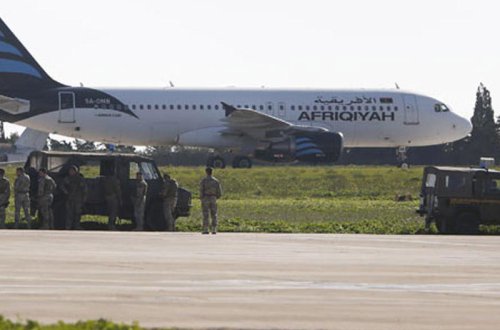 Qaçıran təyyarədən sərnişinlər azad edilir - YENİLƏNİB - CANLI YAYIM - VİDEO - FOTO