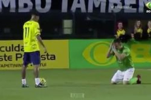 Futbol matçı zamanı QƏRİBƏ OLAY: Neymarın qarşısında diz çökdü - VİDEO