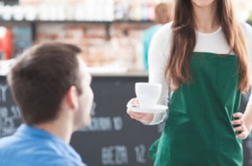 Tovuzda kafedə işləyən qadın müştəri tərəfindən döyülüb