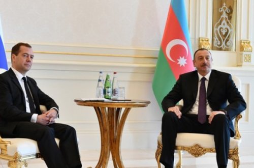 Dmitri Medvedev İlham Əliyevə zəng etdi