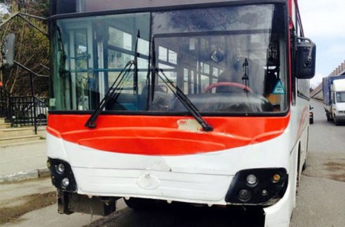 Bakıda sərnişin avtobusu dayanacaqda duran qadını vurdu