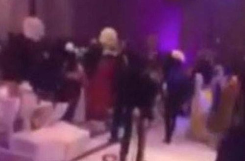 Toyda gəlinin əxlaqsız fotosunu göstərdilər, aləm qarışdı - VIDEO