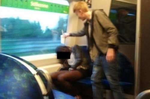 Qatarda yuxuya gedən qızı ələ saldılar - FOTOLAR