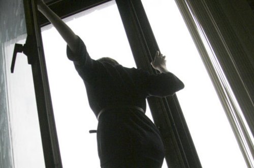 Bakıda gəncı qız özünü binadan atdı