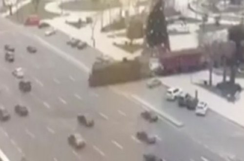 Bakının mərkəzində təhlükəli vəziyyət: Qatar avtomobillərin üzərinə sürdü - VİDEO