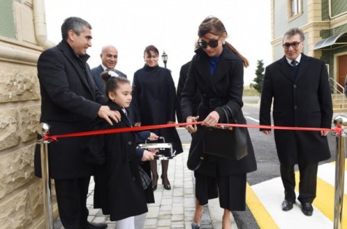 Mehriban Əliyeva uşaq evlərini bitirən gənclər üçün yaşayış binasının açılışında - FOTOLAR