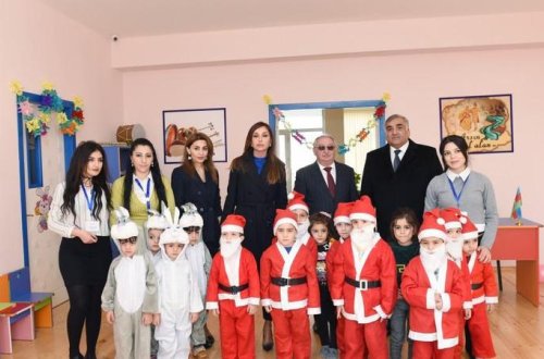 Mehriban Əliyeva Binə qəsəbəsində yeni tikilən körpələr evi-uşaq bağçasında yaradılan şəraitlə tanış olub