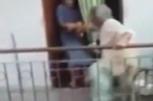 85 yaşlı anasını döydü - VİDEO