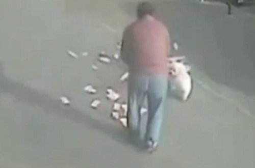 ŞANSSIZ AN - Pullarını külək havaya sovurdu - VİDEO