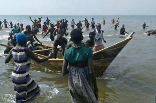 Uqandada faciə — Futbolçuları və azarkeşləri daşıyan qayıq batdı: 30 ölü