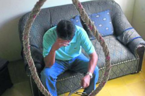 3 uşaq atası özünü asdı