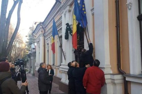 Moldovada yeni qalmaqal — Prezident aparatındakı Aİ bayrağı endirildi