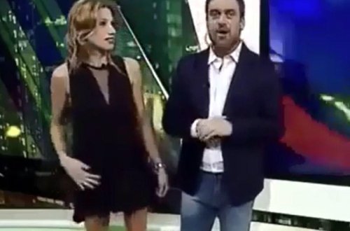 Canlı yayımda aparıcı ətəyini qaldırdı - VİDEO