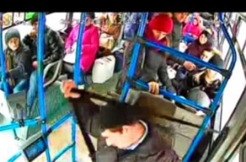 Bakıda yol verməmək üstündə avtobus sürücüsünü döydülər - VİDEO