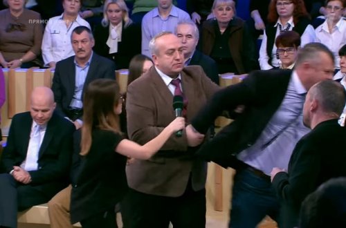 Rusiya senatoru Ukrayna politoloqunu studiyadan qovdu - VİDEO