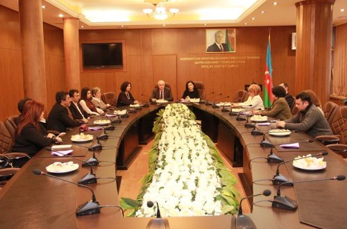 Şurada “Ailə, qadın və uşaq məsələləri” qrupuna aid QHT-lərlə görüş keçirilib
