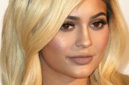 İzləyicilərini çılpaq videosu ilə təbrik etdi