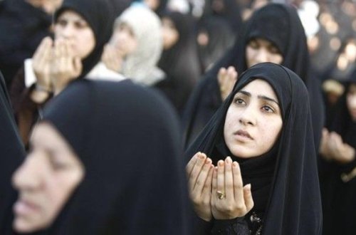 Əfqanıstanda əri olmadan alış-verişə çıxan qadının başını kəsiblər