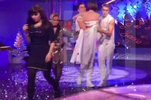 Aparıcı konsert zamanı yıxıldı - VİDEO