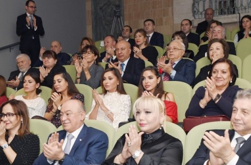 Mehriban Əliyeva qızları ilə tamaşaya baxdı - FOTOLAR