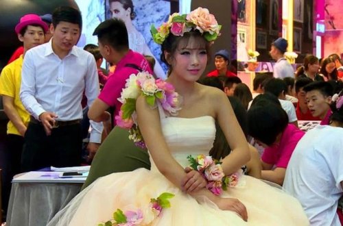 Toy günü gəlini elə qıdıqladılar ki... - VİDEO