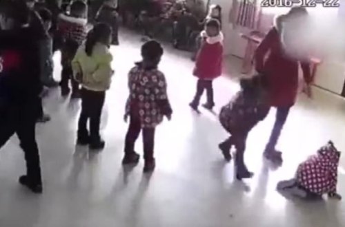 Qadın müəllimdən VƏHŞİLİK: Azyaşlıları yerə yıxdı, təpiklədi və... - VİDEOFAKT