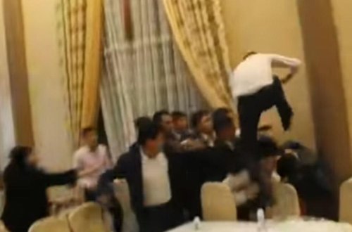 Toyda şok: tamada bəyi yumruqladı - VİDEO