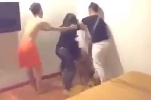 Ərini yataqda başqa qadınla tutdu, onu elə çırpdı ki... - VİDEO