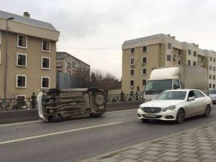 Körpüdə maşın aşdı: Prospekt bağlandı - FOTOLAR