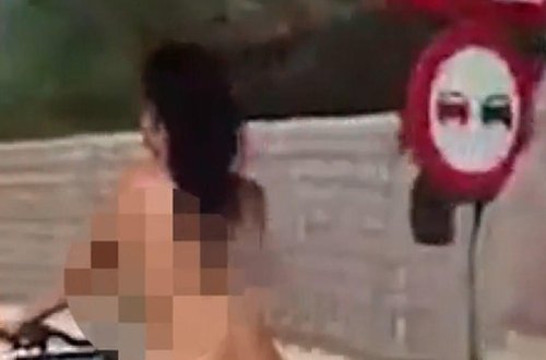 Velosiped sürən çılpaq qadın etdiyinə peşman oldu - VİDEO