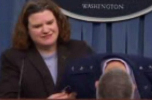 Amerikalı general huşunu itirib yıxıldı - VİDEO