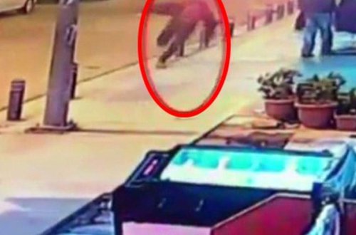 Şəhərin mərkəzində silahlı şəxs avtomobildən atəş açdı: ölən var - VİDEO