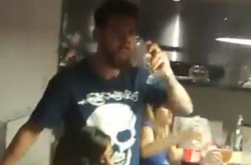 Qardaşı oğlu Messinin telefonunu 