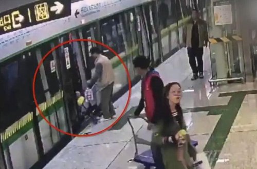 Metroda qorxulu anlar: uşaq qapının arasında əzildi - VİDEO - FOTO