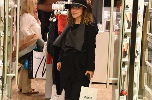 Müxbirlər alt paltarı seçən müğənnini utandırdılar - FOTOLAR