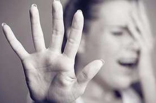 DƏHŞƏT! Azərbaycanda kişi arvadının zorla saçını kəsdi, bədənində siqaret kötüyü söndürdü....