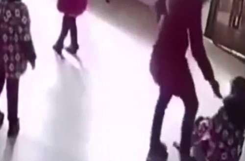 Müəllimin aşağı sinif şagirdlərini təpiklədiyi görüntülər yayıldı - VİDEO