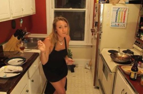 Çılpaq yemək bişirən qadının görüntüləri görənləri coşdurdu — VİDEO + FOTOLAR