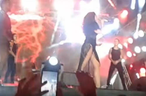 Hadisə Bakı konsertinə geyimi ilə damğasını vurdu - Video