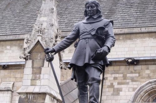 Cəsədi qəbrindən çıxarılıb, başı kəsiləcək qədər nifrət edilən lider - FOTOLAR