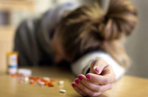 Qız qəsdən 40 ədəd dərman içdi